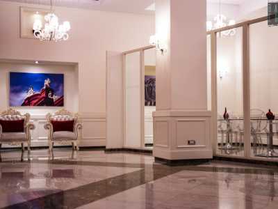 Calpestando un elegante tappeto, entriamo dunque nella hall dell�albergo, contraddistinta da pavimentazione in marmo